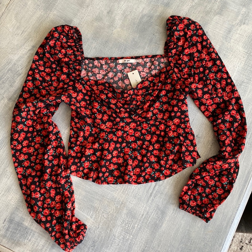 Cropped floral blouse.